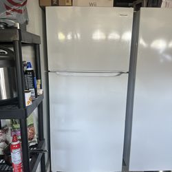Frigidaire 18.3-cu ft Top-Freezer Refrigerator 