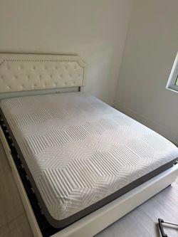 Se vende cama queen colchon ,2 muebles para tv , mesa de luz , espejo  y sillon en perfecto estado