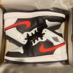 Air Jordan 1  Mid Gs “Chile Red”  Size 4y