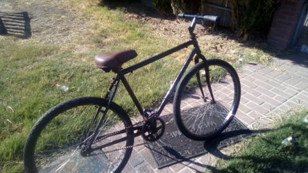 Used very good condition its a fixie single sprocket bike and has a really good chain in good condition and has new tubes and new nice gloss black pai