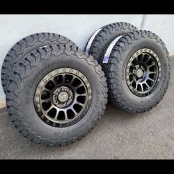 17" ICON HULSE w/ 33" BfGoodrich TAKO2 tires