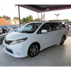 2017 Toyota Sienna SE Minivan 4D 