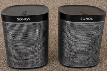 Sonos Play:1 Speaker Pair + Floor Stands – Excellent Condition