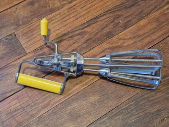 Vintage Maynard Hand Crank Egg Beater – Retro Kitchen Utensil