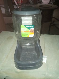 Gravity feeder