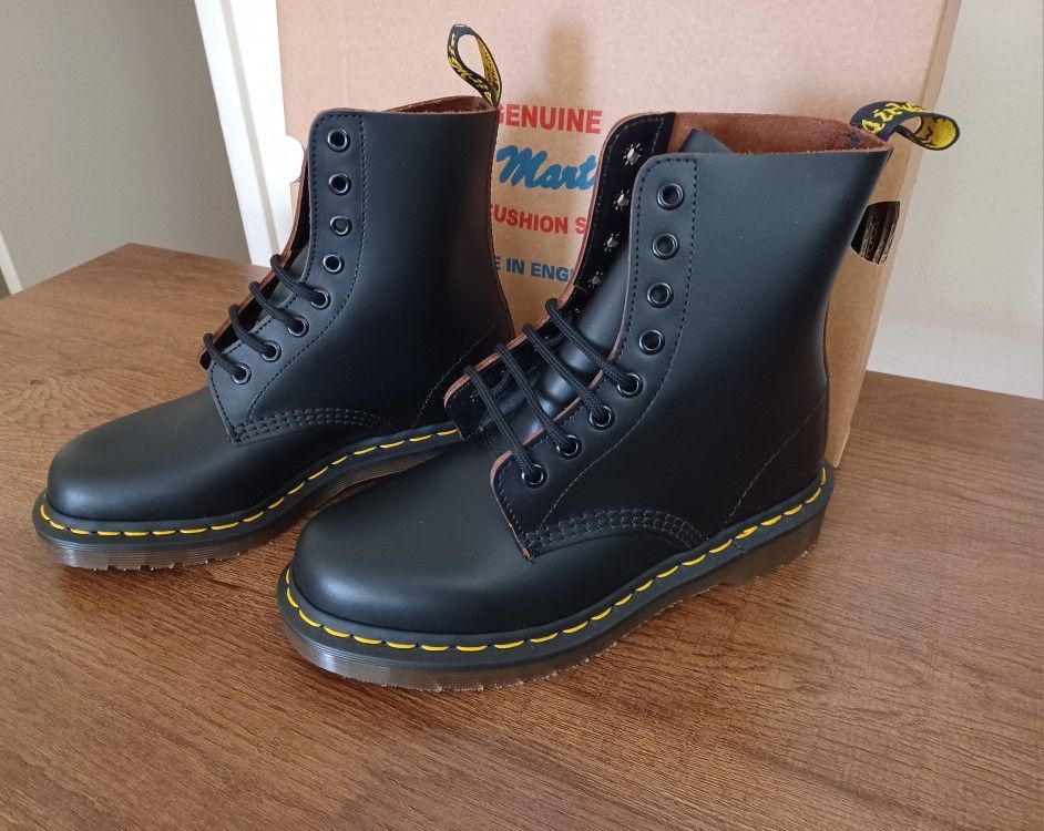 NEW Dr. Martens 1460 Black Eyelet Boots – Made in England – Men’s US Size 5 / EU 37