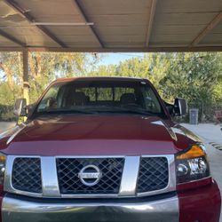 BURGANDY NISSAN TITÁN V8