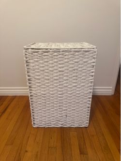 White woven laundry hamper with Lid