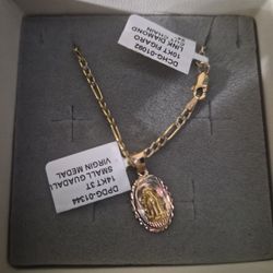 Gold Necklace and pendant set