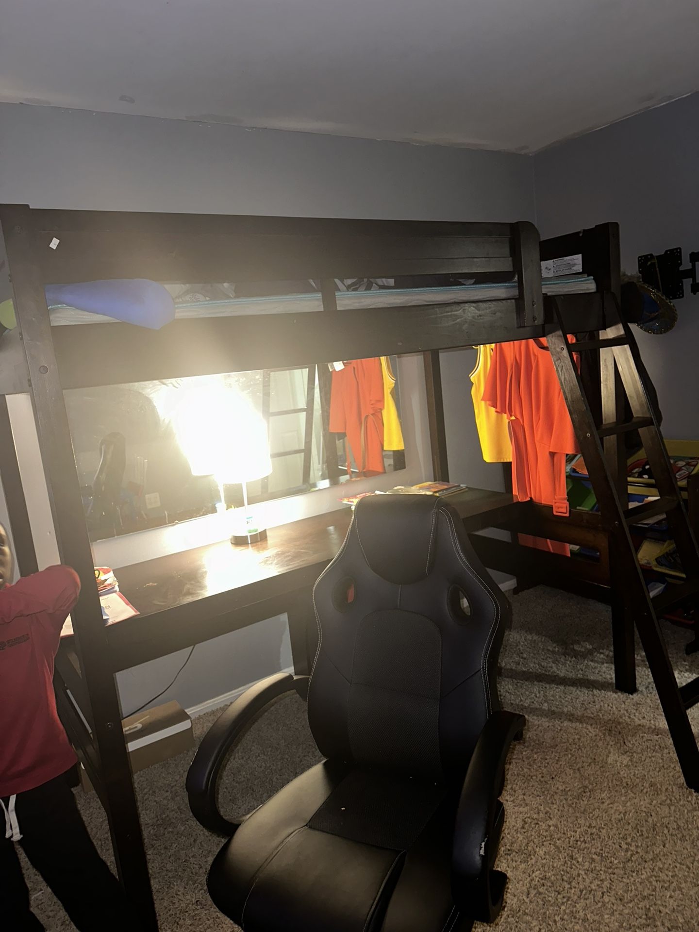 Loft bed 