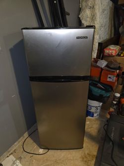 THOMSON MEDIUM-SIZED FIRDGE