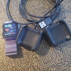 Fitbit Versa + 2 Chargers 