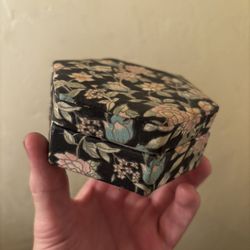 Vintage Jewelry Box Flower Design