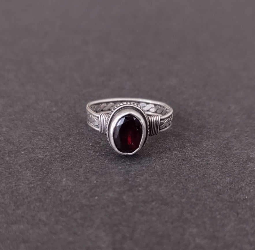 Vintage .925 STERLING SILVER Dark Red Garnet Band Ring w/ Knot Design - Size 8