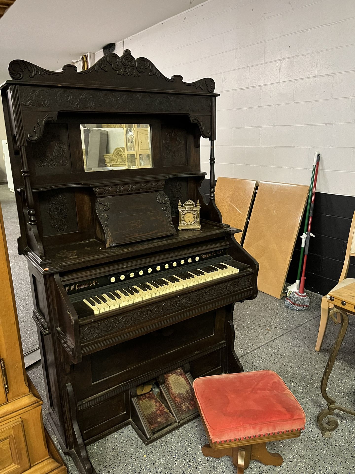 W. W Putnam organ