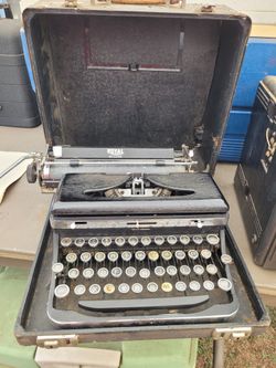 1930 + Royal De Lux Typewriter