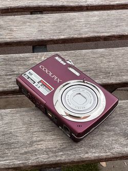 Vintage Nikon Coolpix S220 Y2K digicam