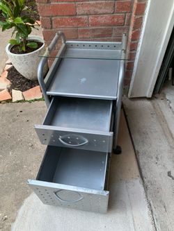 Metal wheels stand