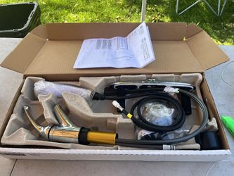 Delta Signature Single-Handle PullOut Sprayer Kitchen Faucet In Chrome