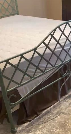 King Size Metal Bed Frame - Stunning - Excellent Condition - High Quality