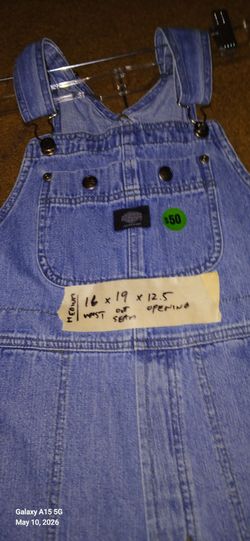 Vintage Harley Davidson Womens Overall Shorts size Medium. Measurements are: 16 Waist x 19 Outseam x 12.5 Leg Opening.