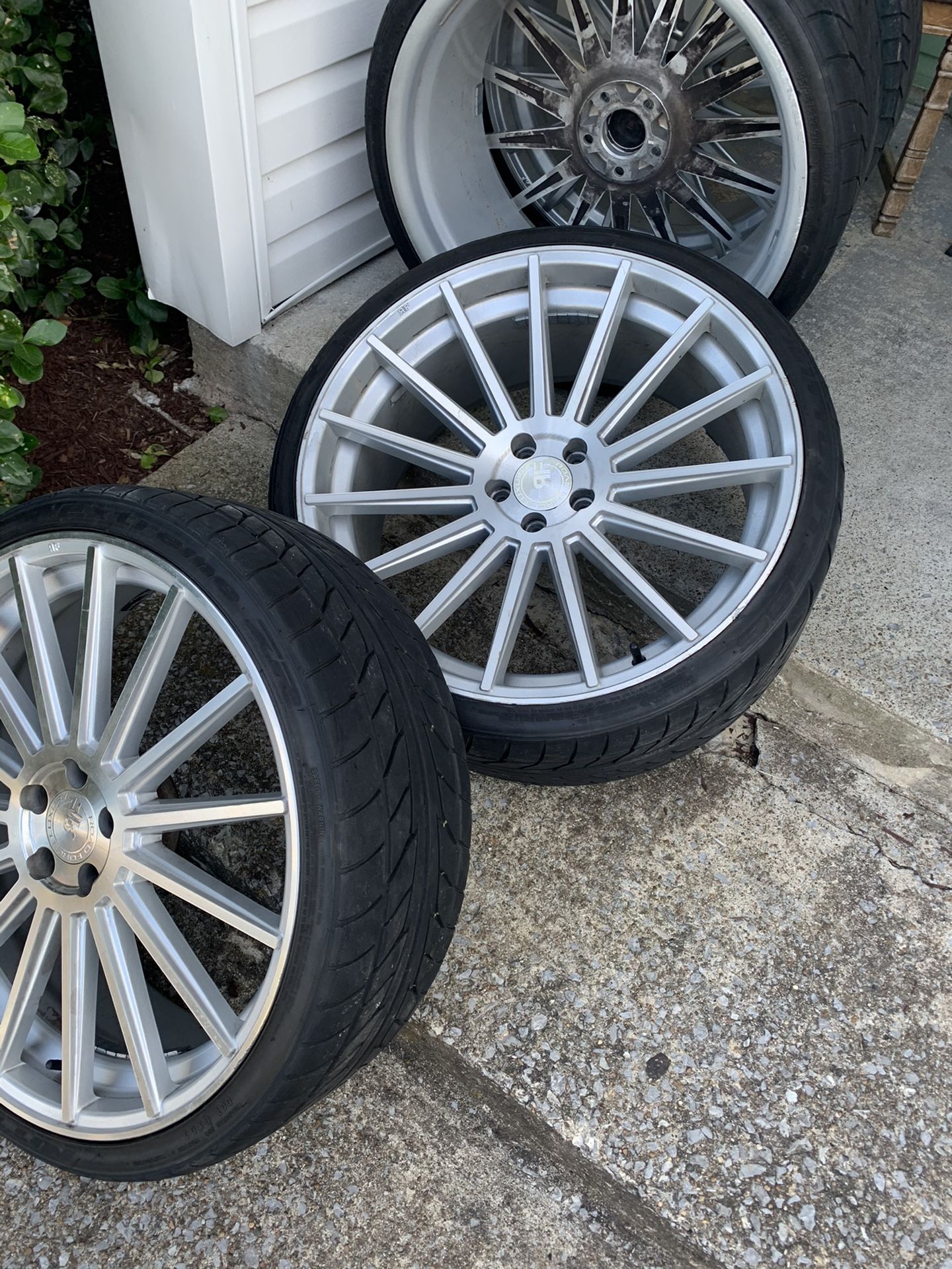 22” Staggered luxury wheels