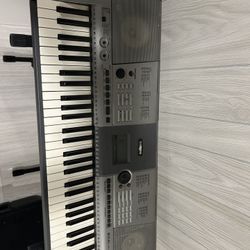 Yamaha Keyboard 61 keys IN GREAT CONDITION