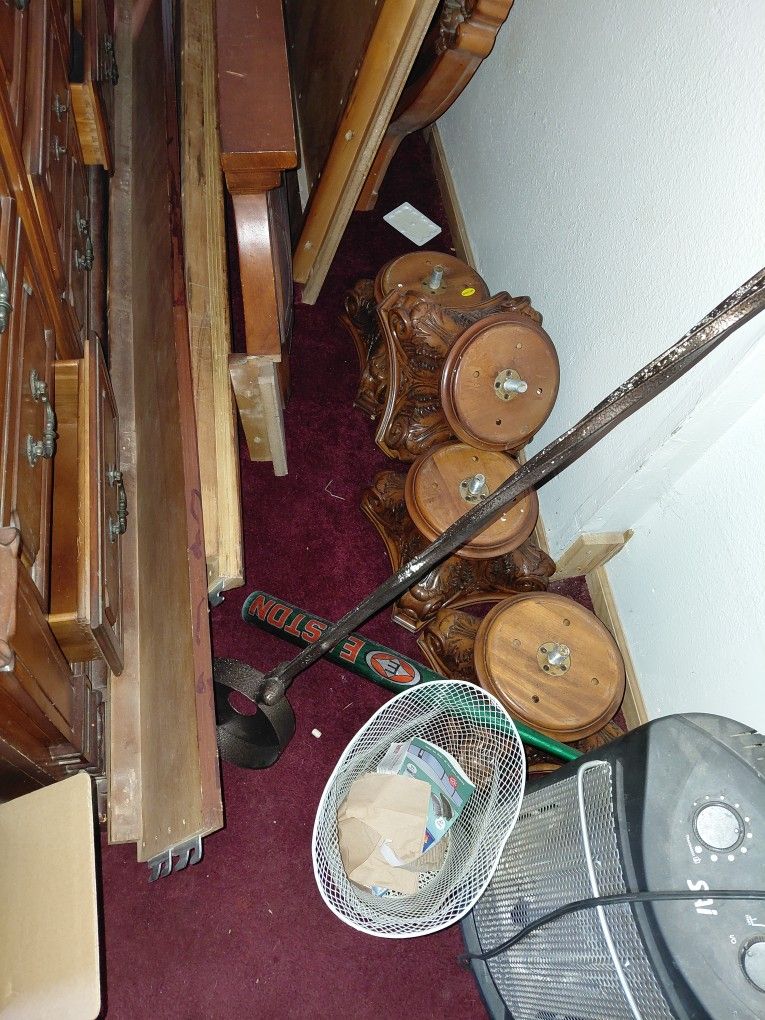 Pencil Post Queen Size Bedroom Set