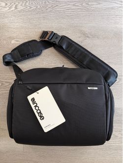 Incase ICON Sling Pack - Brand New With Tags NWT Discontinued Rare Black Tech Bag