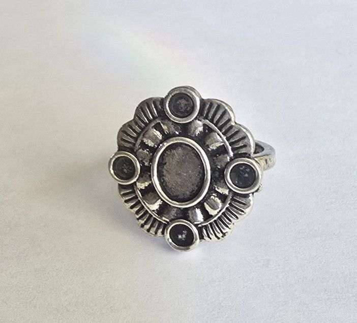 MARCASITE SILVER SUNBURST NEW SIZE 8 EMBOSSED ORNATE TRENDSETTER RING