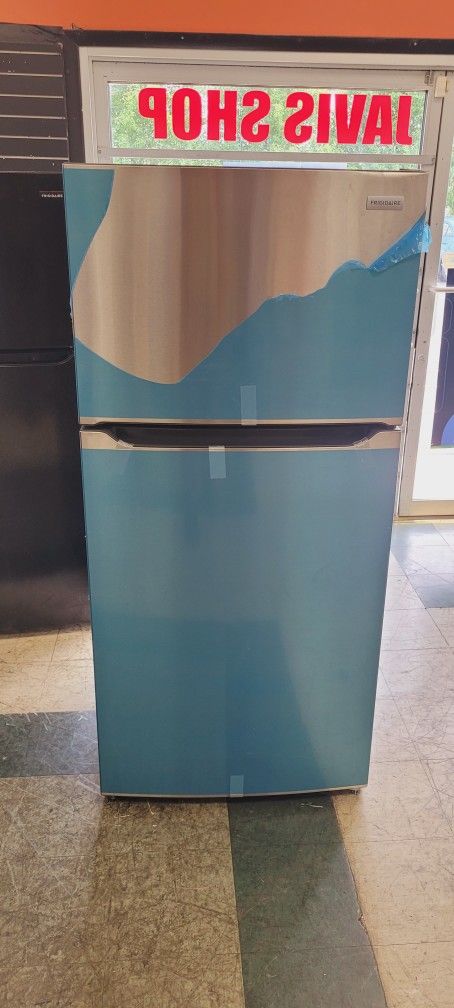 New Open Box 18cu Refrigerator Frigidaire