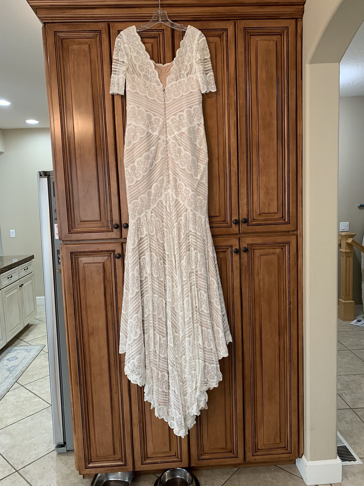 Gorgeous Form-fitting Wedding Dress