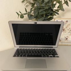 2017 Apple MacBook Air 256 GB SSD, 8 GB Ram, and 13 Inch Screen