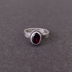 Vintage .925 STERLING SILVER Dark Red Garnet Band Ring w/ Knot Design - Size 8