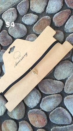 Thin black leave choker✨