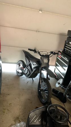Valtinisu em5 comes with tools, key and charger 4 to 5 hour charge 28 inch seat top speed 45 mph weighs 125 lb