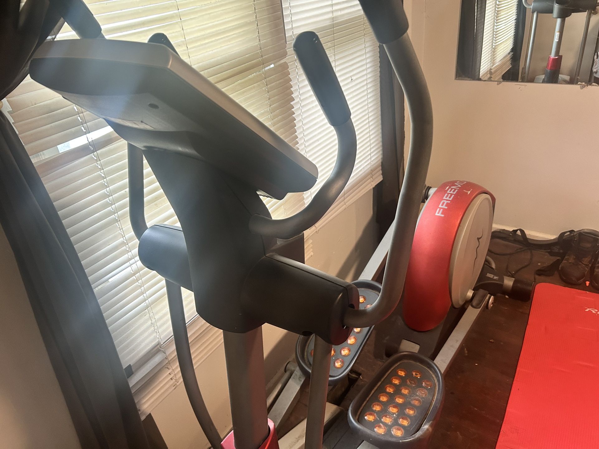 FREEMOTION INTERMIX ACOUSTICS 2.0 ELLIPTICAL