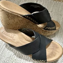 BORN BLACK/ CORK WEDGE SANDAL SIZE 6/36.5