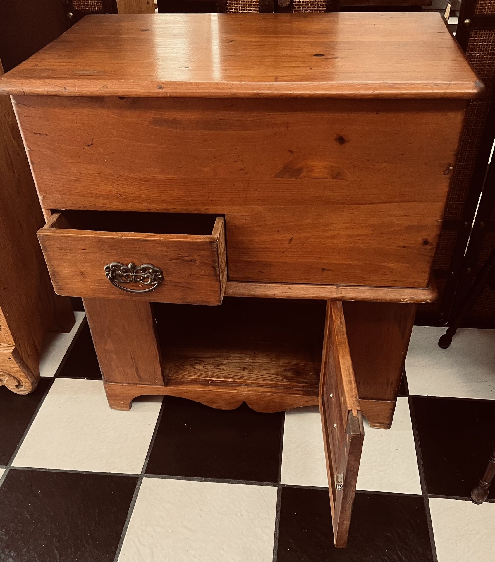 Antique Rare 1800’s Primitive Dough Box.