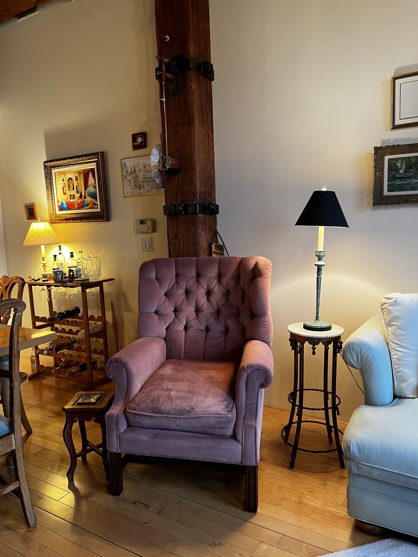 Elegant vintage style club chair-very good condition