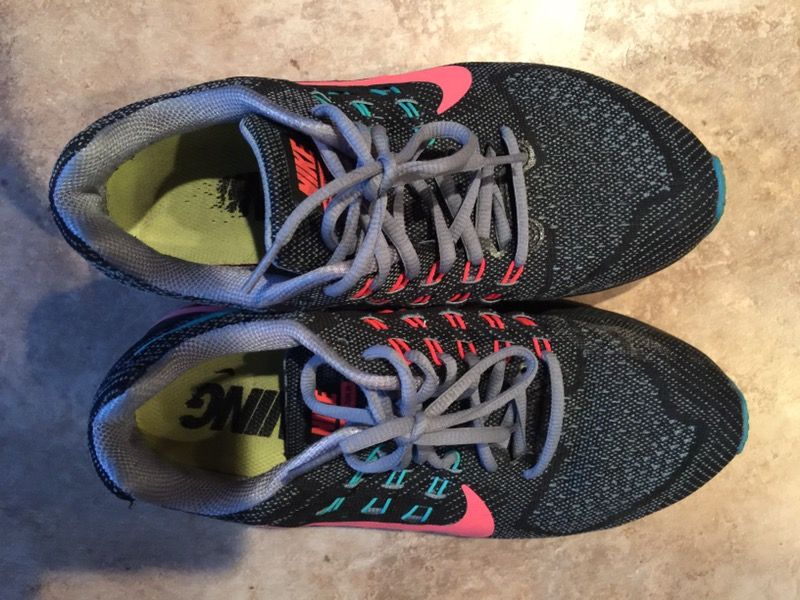SIZE 8.5 NIKE SHOES LIKE NEW