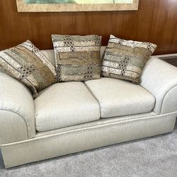 Loveseat Off White. Cloth 