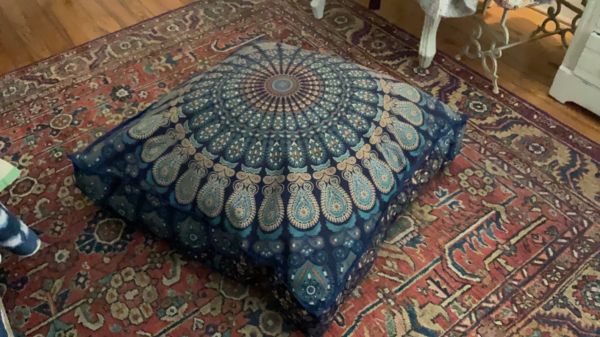 Wonderful, Never Used Dog Bed, Has Zipper To Remove Cover And Wash, Great Gift For Your Dog Or Cat For Christmas. 36” Wide.