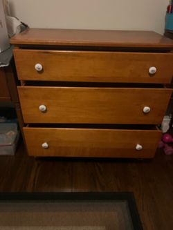3-Drawer Wood Dresserg