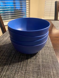Lot of 4 blue plastic bowls