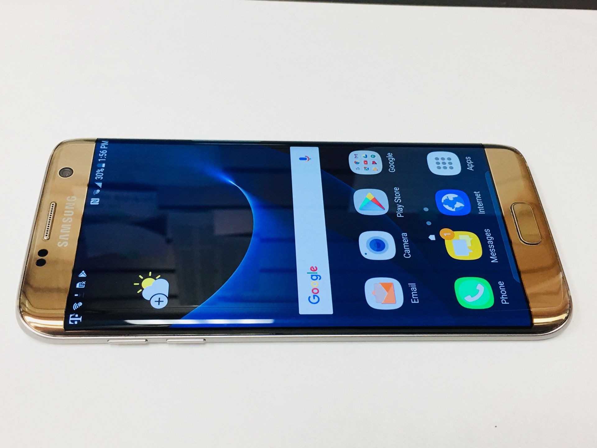 Unlocked Samsung Galaxy S7 Edge Gold. Works with Verizon, att, Tmobile, metro pcs and overseas. Comes with charger. Cash only, price is firm. 32