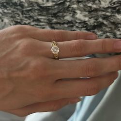 10 carat ring with moissanite