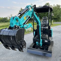 1.5 Ton Excavator With Hydraulic Thumb and Extras