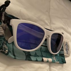 *SALE* Oakley sunglasses *pretty much brand new-never worn*