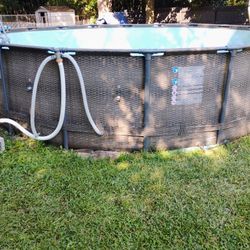 Piscina de 18x48 con bomba, escalera, skimmer, aspersor, suministros de limpieza, red, calcetines y flotador. La piscina está en excelentes condicione